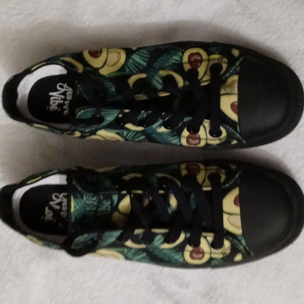 Yes We Vibe avacoda shoes NWOT